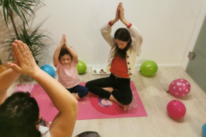 Read more about the article Was ist Eltern-Kind-Yoga und Familienyoga